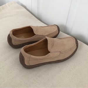 Beige and dark brown nude loafers